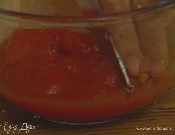 Помидоры крупно нарезать, добавить оливковое масло и винный уксус, перемешать. 