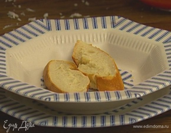 Хлеб нарезать и поджарить в тостере или на сухой сковороде. 