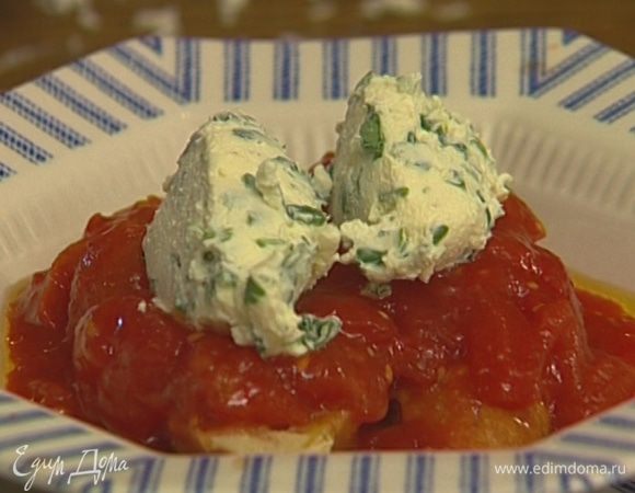 Полить горячие хлебные тосты томатным соусом с кусочками помидоров, а сверху на каждый тост выложить 1 ст. ложку творога. 