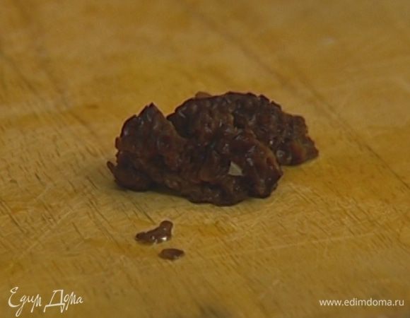 Сморчки замочить в воде на полчаса.