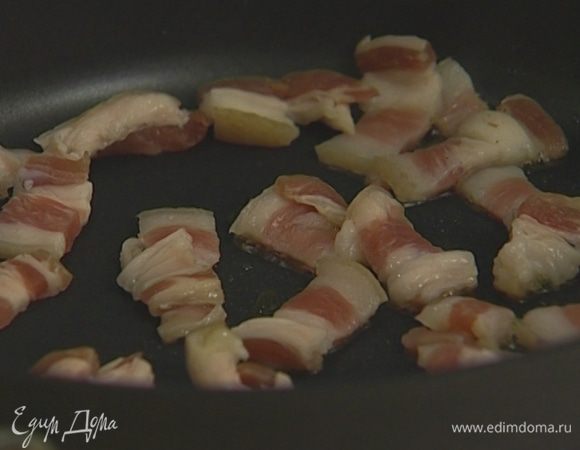 Разогреть в сковороде 1 ч. ложку оливкового масла и обжарить нарезанное сало.