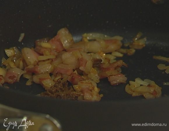 Добавить к луку с чесноком сморчки и тоже обжарить.