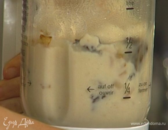 Половину отваренной фасоли взбить в блендере с 1 ч. ложкой оливкового масла. Добавить часть поджаренного лука с чесноком и сморчками, влить немного бульона и продолжить взбивать. Масса должна стать однородной, но не совсем гладкой.