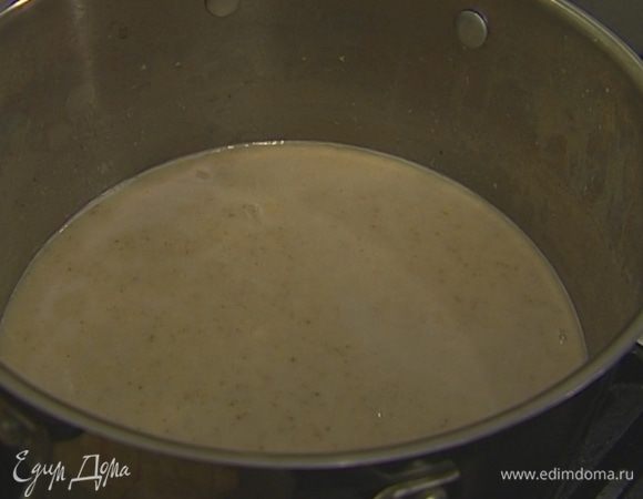 Соединить взбитую массу с оставшейся фасолью и бульоном и прогреть суп.