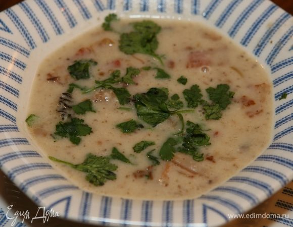 Петрушку мелко порубить и присыпать разлитый в тарелки суп.