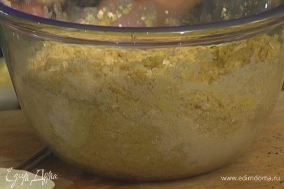 Приготовить тесто: овсянку перемешать с 100 г сахара, солью, мукой и разрыхлителем, добавить растопленное масло и вымешать тесто.