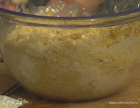 Приготовить тесто: овсянку перемешать с 100 г сахара, солью, мукой и разрыхлителем, добавить растопленное масло и вымешать тесто. 