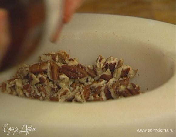 Орехи измельчить в ступке таким образом, чтобы получились кусочки разных размеров.