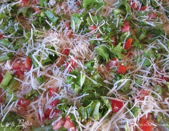 Смешиваем кетчуп с майонезом и промазываем лаваш. Курицу мелко порезать или расщипить на волокна, выкладываем первым слоем. На курицу - порванный руками салат, мелко порезанную кинзу и помидоры. Сверху посыпаем тёртым пармезаном (или любым другим сыром) и сворачиваем рулет.
