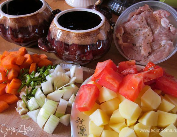 Все овощи произвольно порезать. 
Мясо посолить, посыпать приправой.