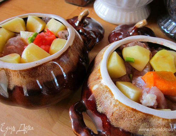 Чередуя с мясом, заложить овощи в горшочки. Посолить, посыпать приправой.