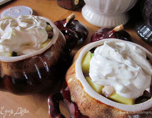 Сверху щедрой рукой положить сметану. И отправляем наши горшочки (при закрытой крышке) в духовку минут на 40. При температуре духовки 200 гр. 