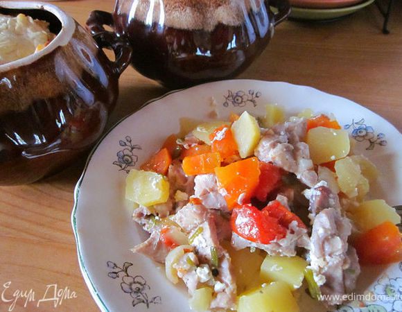 Затем крышки снять и подрумянить жаркое ещё минут 10. Смачного!