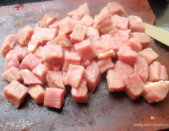 Мясо порежем небольшими кусочками, примерно 2Х2 см. Можно и больше порезать. 