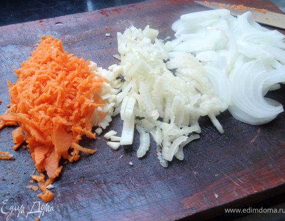 Нашинкуем лук, сельдерей, чеснок и морковь.