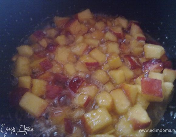 у персика удаляем косточку, мелко режем. засыпаем 1 ст.л. сахара и кипятим на сильном огне около 5 мин. пока он не закарамелизуется