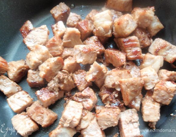 Обжарим мясо до золотистой корочки. И отложим его в кастрюльку. 