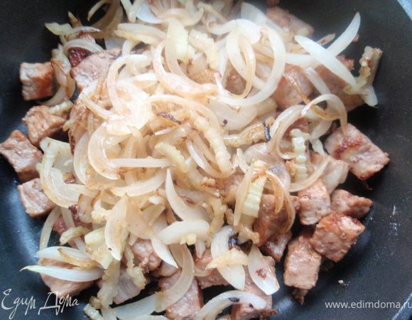 В той же сковороде обжарим лук и сельдерей и добавим к мясу.