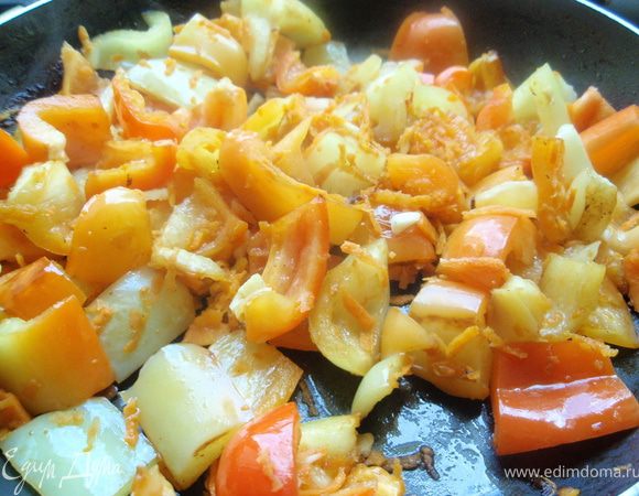 Обжарим нарезанный на кубики перец в той же сковороде, чтобы он дал свой потрясающий аромат. Добавим морковки.
(В некоторые рецепты стью также добавляют брюкву, репу, картофель. Тогда получается сытное рагу и в этом случае блюдо не требует гарнира)