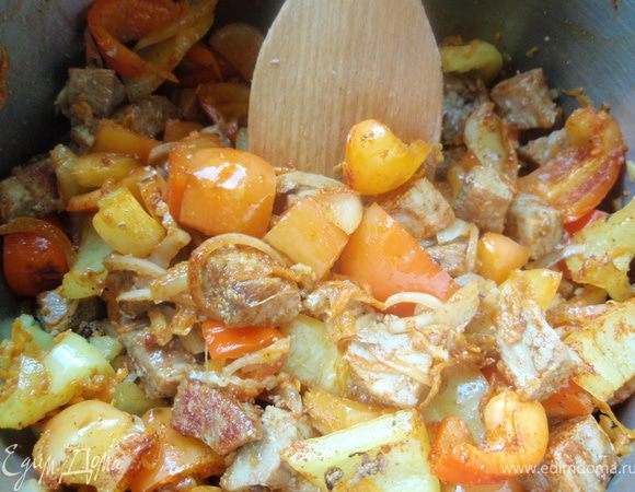 Теперь добавим к мясу перчик и морковку, приправим и помешаем.