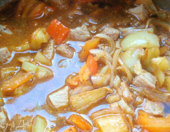 Добавим пиво и поставим на огонь. Обычно стью готовят долго на медленном огне, что позволяет тщательно смешаться ароматам продуктов. Как говорит Юлия Высоцкая дать продуктам "пожениться"  =)) Если у вас говядина или баранина, то тушить нужно не менее 2ух часов. У меня телятина и её я тушила около 1,5 часов. 