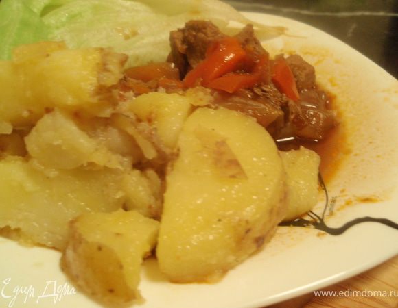 В качестве гарнира в Ирландии чаще всего подают картофель. Вот и мы решили не отходить от традиций. Так что подаю с предварительно отваренным, а затем обжаренным картофелем. 