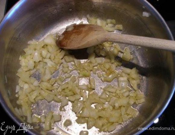 Лук, чеснок, имбирь жарить на оливковом масле 8 минут. 