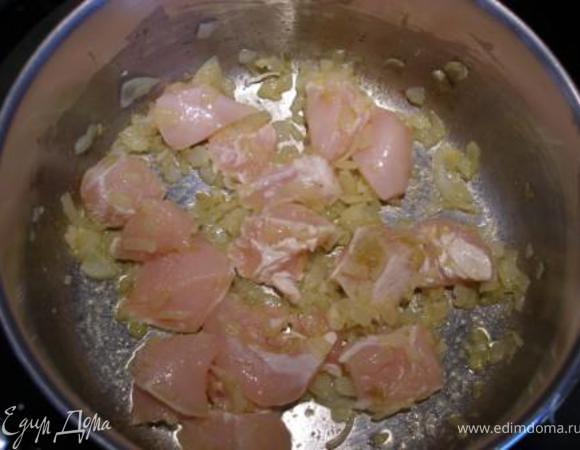 Добавить куриные грудки, нарезанные небольшими кусочками и готовить еще 5 минут.