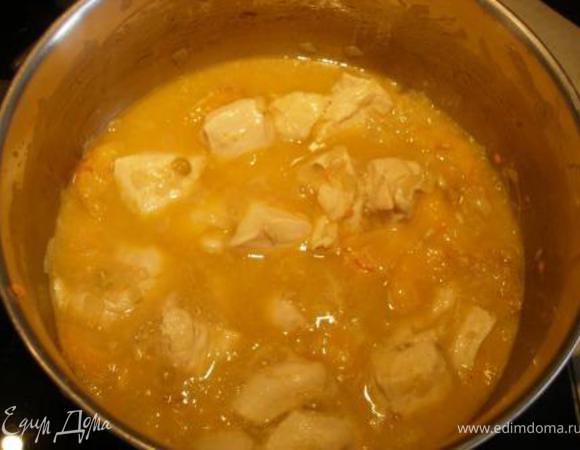 Добавить восточные специи, чечевицу, 5 абрикосов (избавить от косточек), сок лимона и бульон. Готовить 15-20 минут. В конце посолить. Подавать с рисом или кус-кусом.