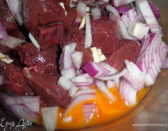 Порезать печень , лук, чеснок, вбить яйца, посолить, поперчить+крахмал.Взбить блендером до однородной " кровавой" ))) массы