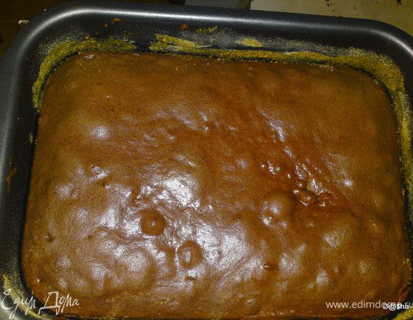 и выпекаем 2 коржа(у меня 1, разрезанный пополам, т.к. форма прямоугольная)