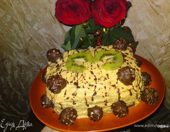 Пропитанные коржи смазываем кремом.Для которого смешиваем сгущенку с размягченным маслом и размятым бананом.





Украшаем, как подскажет фантазия.

Приятного аппетита!!!