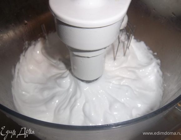 Когда Вы почувствуете, что венчик с усилием прокручивается, и масса густеет, можно выключайте