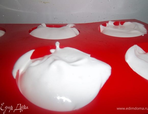 Выкладываем зефир в формочки. Оставляем на ночь при комнатной температуре сушиться.