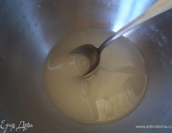 В теплой воде разводим ложку сахара, соль и дрожжи.