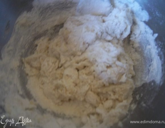 Добавляем муку и замешуем тесто.Добавляем подсол.масло.Готовое тесто ставим в теплое место , чтобы оно увеличилось в объеме в 2 раза.