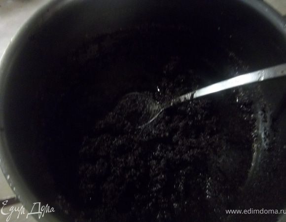 Мак промываем теплой водой, заливаем кипятком в соотношении 1:1 и провариваем 10 минут.Потом оставляем на 1час для набухания.Процежуем.Добавляем 90гр сахара.