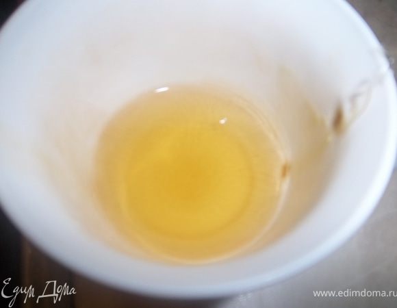 Желатин замочить в 50 мл воды и поставить на водяную баню. Дать набухнуть.