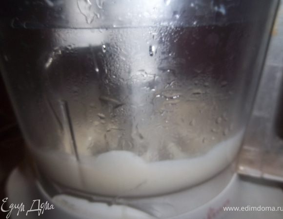 Залить желатин горячим сиропом. И начинаем взбивать минут 5 на сильной скорости.Добавляем лимонный сок и ваниль. Взбиваем ещё 5 минут.Теперь пришла очередь соды. Опять взбиваем массу. 