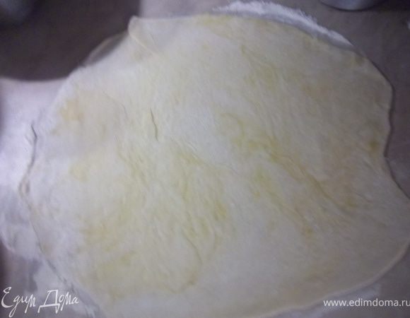 Розкатуем тесто в виде квадрата,кладем маковую начиннку и заворачуем в рулет.