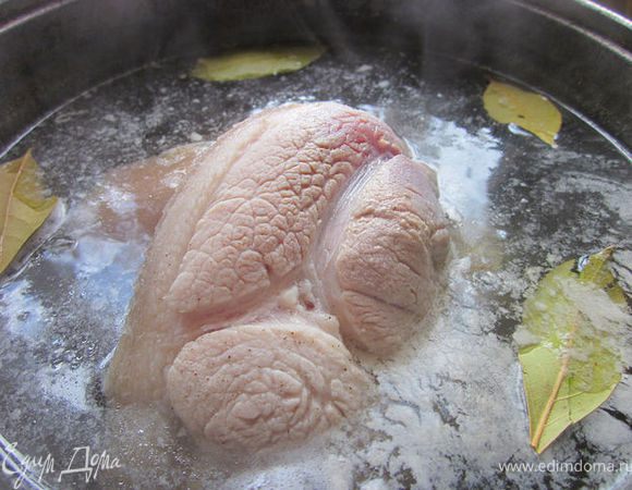 Рульку вымыть и поставить варить часа на 1,5-2. Естественно бульон солим и перчим. По желанию добавляем лаврушку.