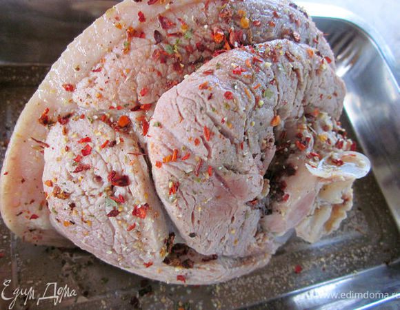 Уже варёную рульку выкладываем на противень, посыпаем сухими травками: паприкой крупного помола, кориандром, укропом, базиликом, петрушкой и отправляем в предварительно разогретую до 200 гр. духовку минут на 25-30 для подрумянивания. 