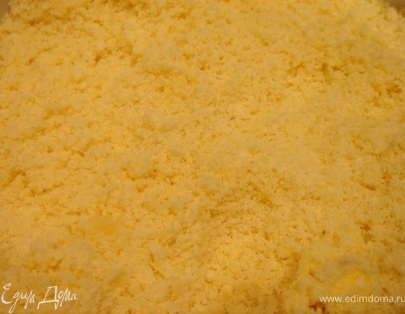 Муку,сахар,разрыхлитель,соль,ванилин и сливочное масло растереть руками до образования крошки.