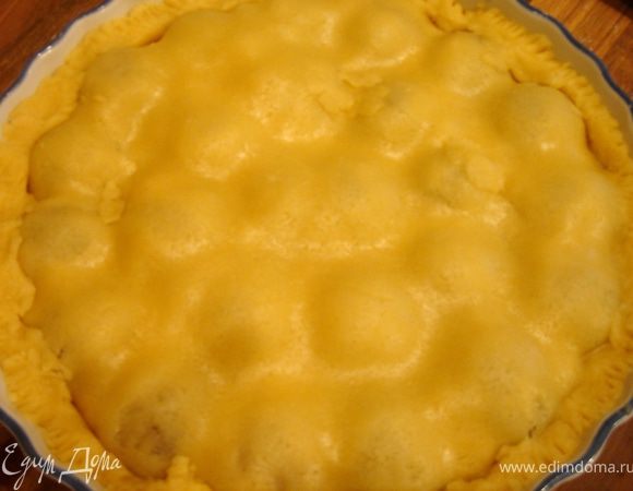 Оставшуюся часть теста раскатать в круг,размером с форму.Также перевернуть пергамент с тестом на сливы.Края хорошо залепить.