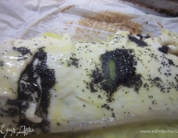 Смазываем яйцом и кладем на лист и выпекаем при 200С 30 минут.