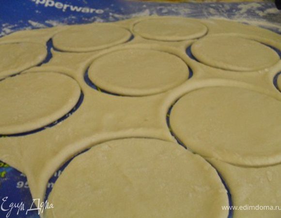 После тесто снова вымесить, тонко раскатать, вырезать лепешки d=10-12 см.