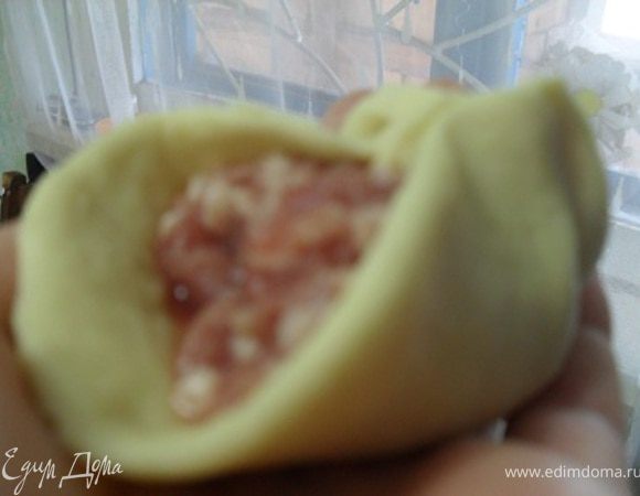 На лепешку выложить фарш.Края собрать по кругу чтобы получился мешочек.Поднять хинкали и дать ему повисеть, чтобы края лучше слиплись.