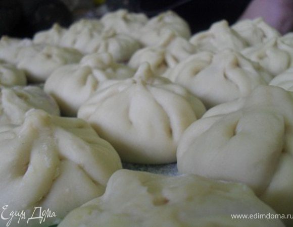 В широкой кастрюле вскипятить подсоленную воду, шумовкой опускать в нее хинкали по одному.Варить партиями по 7-8 штук.После всплытия варить 5-7 минут.