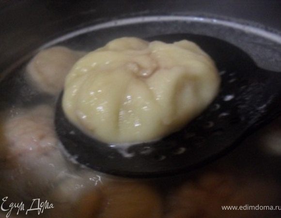 Выложить готовые хинкали на блюдо, посыпать черным перцем и подать.