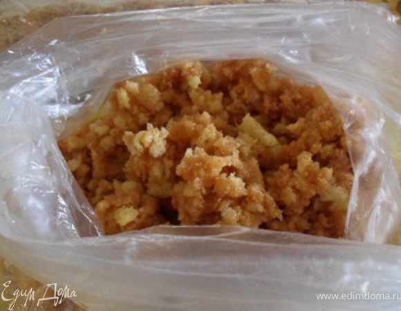 Массу ложкой разложить по полиэтиленовым пакетам.